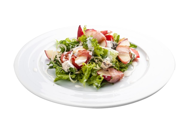 Zomerse salade met perzikspek en rucola op een witte achtergrond