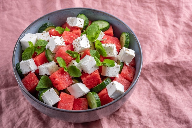 Zomerse salade met watermeloen munt, komkommer en fetakaas