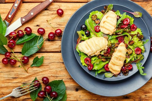 Zomerse salade van bladsla, gebakken halloumi kaas en kersenbessen