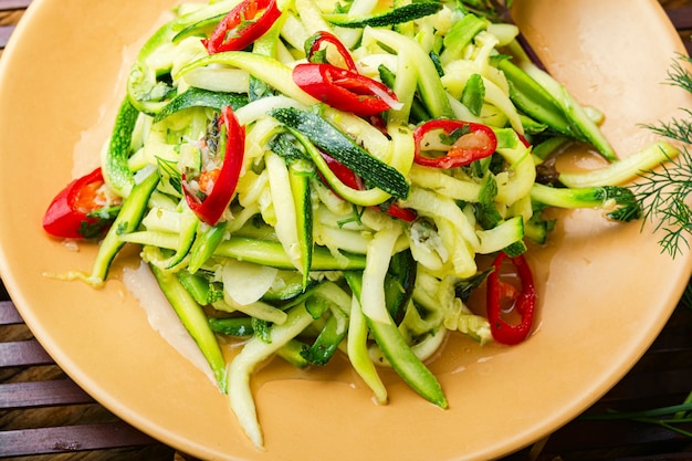 Zomerse salade van verse courgette, paprika en knoflook.Groentesalade