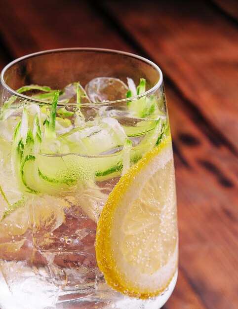 Zomerse verfrissende alcoholvrije cocktails met citroen en komkommer