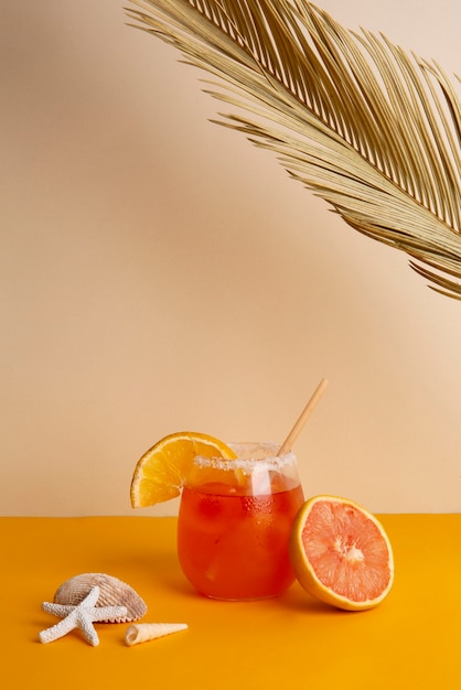 Foto zomerse vibes met cocktail en zeesterren
