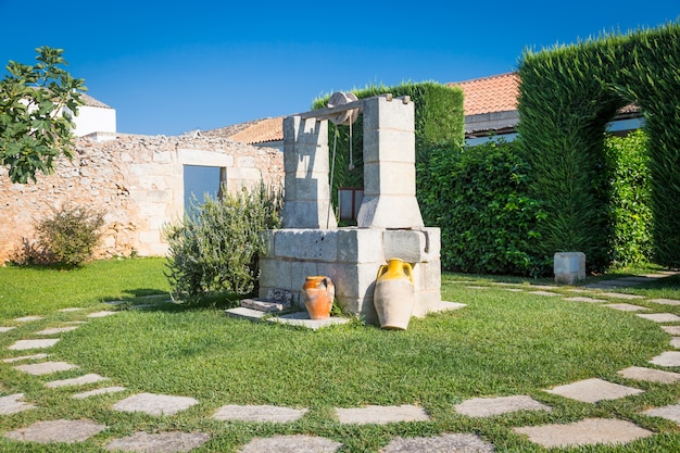 Zomerseizoen in Italië. Waterput ontwerpen in een elegante tuin.