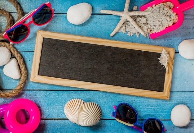 zomerseizoen, strand op houten, plat lag met kopieerruimte