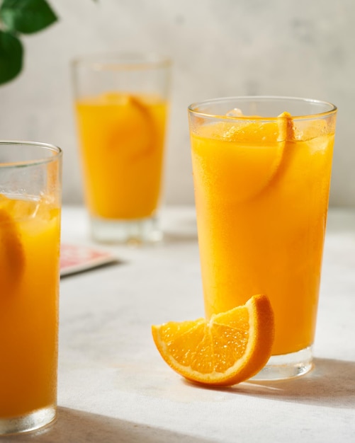 Zomersnack met drie sinaasappelsap en gesneden plakjes om te eten