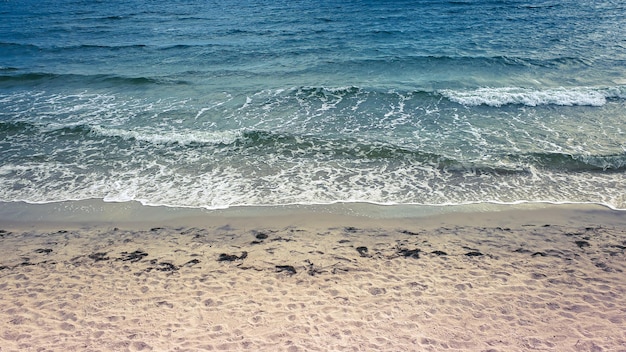 Foto zomerstrand met zeegolven