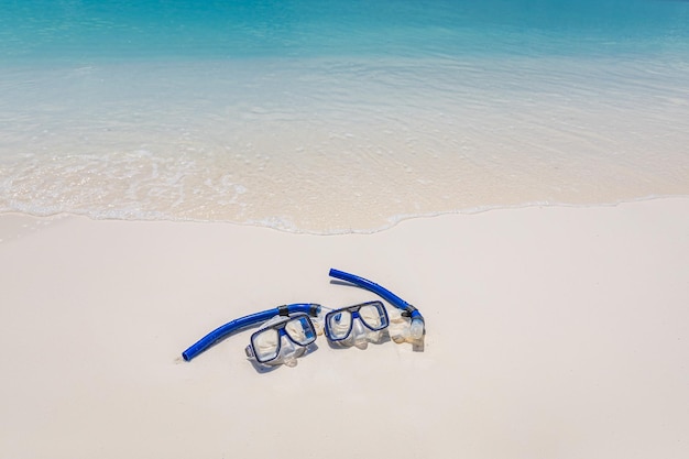 Zomerstrandlandschap met snorkelspullen op zacht zand, recreatief vrijheidsavontuur