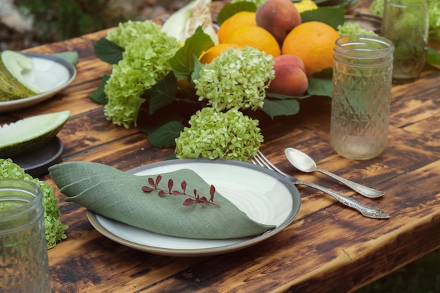 Zomertafelset Detail van geserveerde eettafel houten tafel Buiten eten