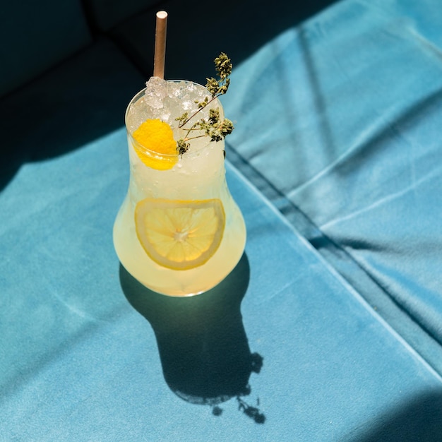 Zomerterras concept nieuw zomermenu van cocktails en gerechten zonnige foto's met sterke schaduwen