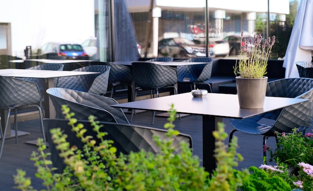 Zomerterras van het restaurant op een heldere dagtafel in de buurt van de restaurantclose-up