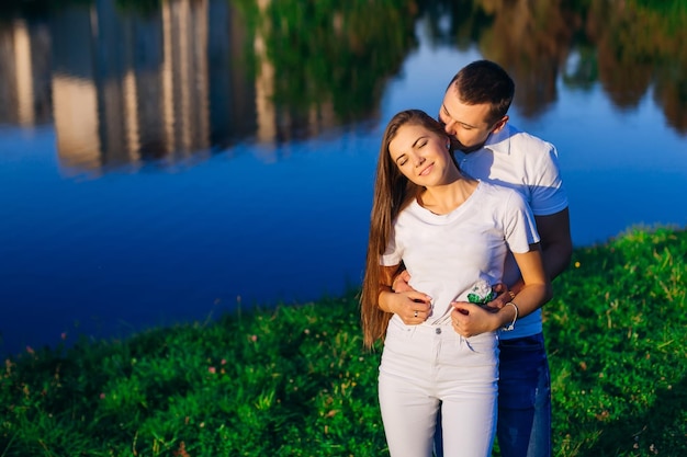 Zomertijd Mooi jong stel geniet in een goed humeur op het strand Lifestyle liefde dating vakantie