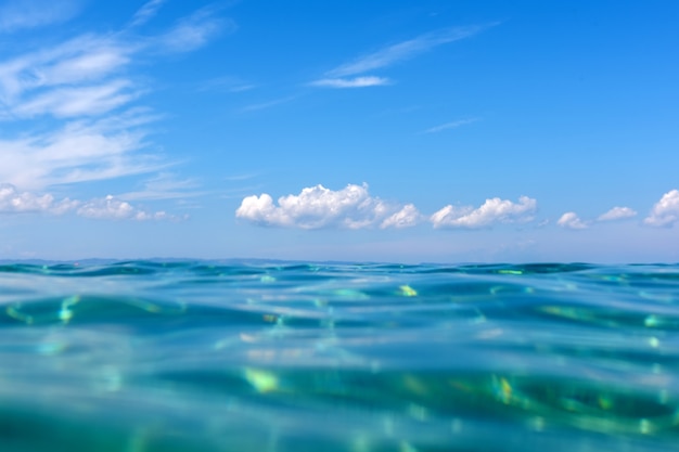 Zomertijd onder de zee oceaanwater met een zonnestraal van het oppervlak