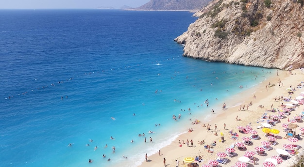 Foto zomertijd op het beroemdste strand, mensen zwemmen en hebben plezier in antalya, turkije