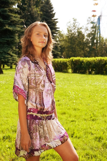 Zomertijd vrouw in park