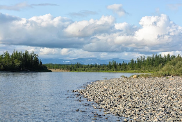 Zomertocht langs de taiga-rivier van de polar oeral