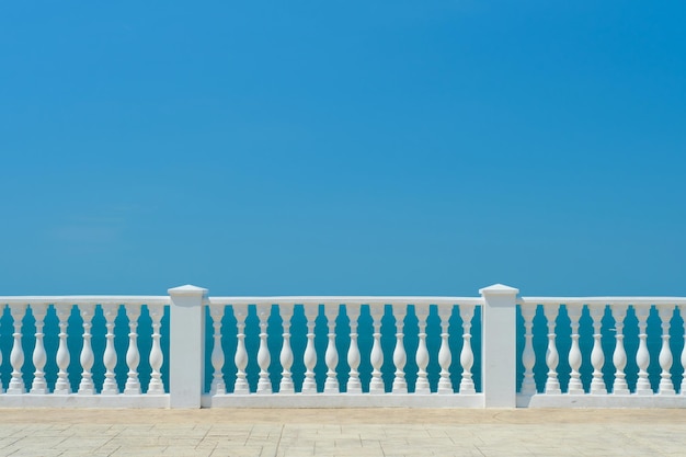 Zomeruitzicht met klassieke witte balustrade en leeg terras met uitzicht op het vakantie-idee van de Middellandse Zee Vrije ruimte voor tekst