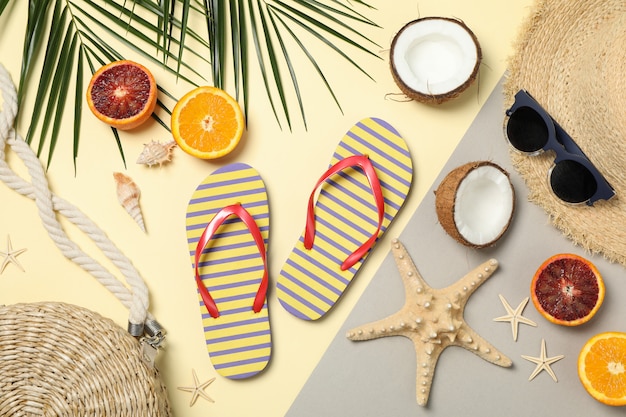 Zomervakantie accessoires op two tone, bovenaanzicht