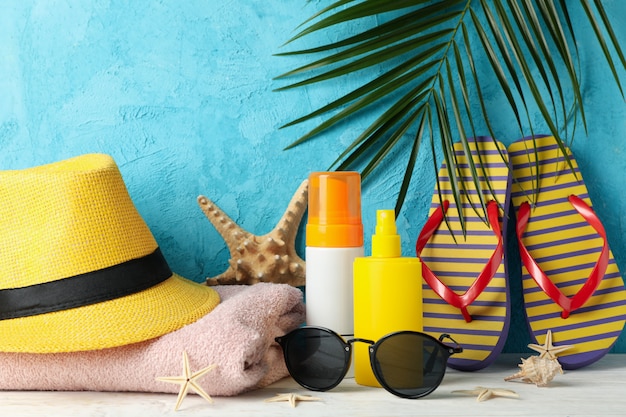 Zomervakantie accessoires tegen blauw, ruimte voor tekst