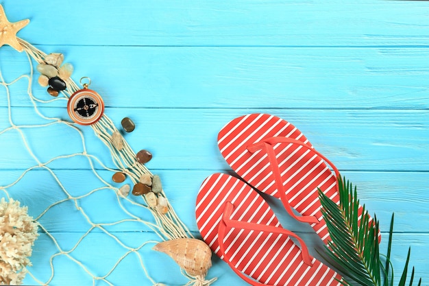 Zomervakantie concept Samenstelling met flipflops en net op een houten achtergrond kleur