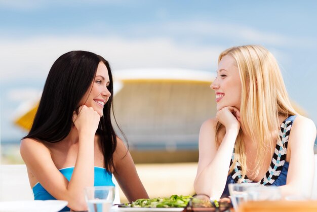 zomervakantie en vakantie - meisjes in café op het strand