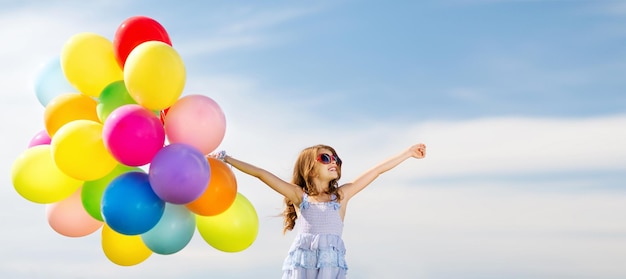 zomervakantie, feest, familie, kinderen en mensen concept - gelukkig meisje met kleurrijke ballonnen