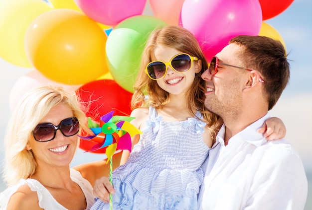 zomervakantie, feest, kinderen en mensen concept - gezin met kleurrijke ballonnen
