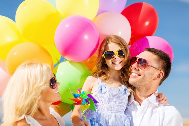 zomervakantie, feest, kinderen en mensen concept - gezin met kleurrijke ballonnen