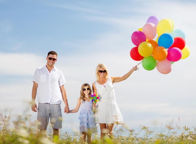 zomervakantie, feest, kinderen en mensen concept - gezin met kleurrijke ballonnen