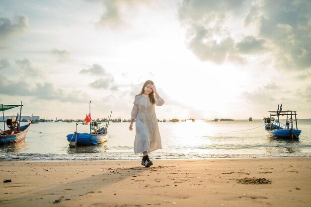 Zomervakantie Glimlachende Aziatische vrouwen ontspannen en staan wandelen op het strand Vung Tau zo blij