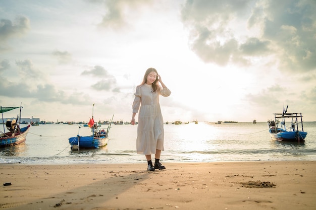 Zomervakantie Glimlachende Aziatische vrouwen ontspannen en staan wandelen op het strand Vung Tau zo blij