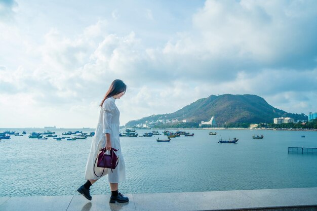 Zomervakantie Glimlachende Aziatische vrouwen ontspannen en staan wandelen op het strand Vung Tau zo blij