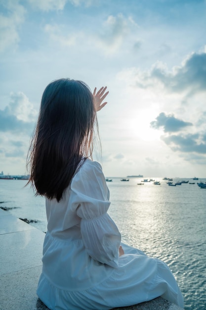 Zomervakantie Glimlachende Aziatische vrouwen ontspannen en staan wandelen op het strand Vung Tau zo blij