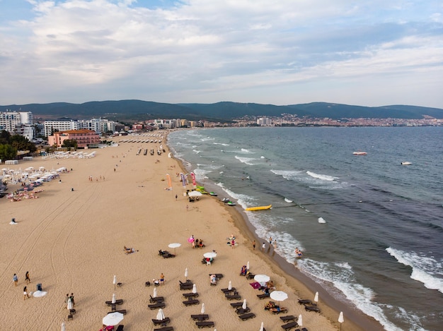 Zomervakantie in Europa tijdens quarantaine Panoramisch uitzicht op het zandstrand van Sunny Beach in Bulgarije Luchtfotografie drone-weergave