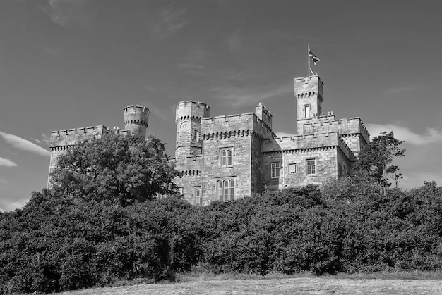 Zomervakantie in Lews Castle of Stornoway Verenigd Koninkrijk Kasteel met groene bomen aan blauwe hemel Victoriaanse stijl architectuur en design Oriëntatiepunt en attractie