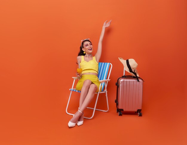 Zomervakantie Jonge vrouw ontspannen en gelukkig buiten strand zitten in ligstoel in vakantie zomer