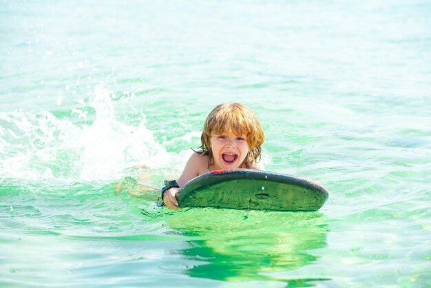 Zomervakantie Kind met surfplank Zomer Lachende jongen zwemmen