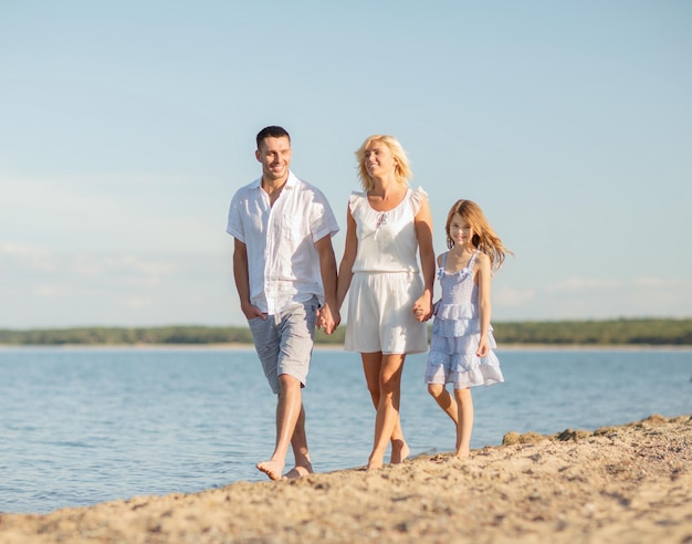 zomervakantie, kinderen en mensen concept - gelukkig gezin aan zee