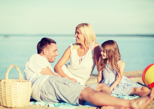 zomervakantie, kinderen en mensen concept - gelukkige familie met een picknick