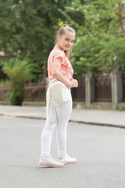 Zomervakantie. Klein kind geniet van wandelen. Gezondheid, goed humeur en positieve energie. Energiek kind. Bespaar energie voor een lange wandeling. Vol energie. Meisje zorgeloos kind. Kid lang haar geniet van wandelen.