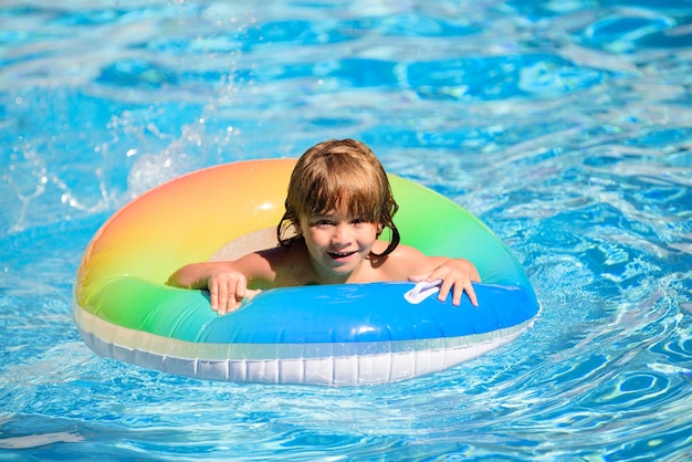 Zomervakantie leuk schattig kind in zwembad