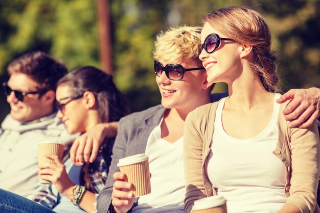 zomervakantie, onderwijs, campus en tienerconcept - groep studenten of tieners die rondhangen