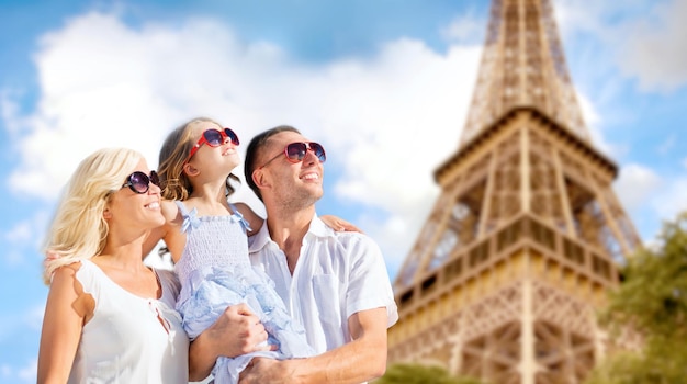 zomervakantie, reizen, toerisme en mensen concept - gelukkige familie in Parijs over Eiffeltoren achtergrond