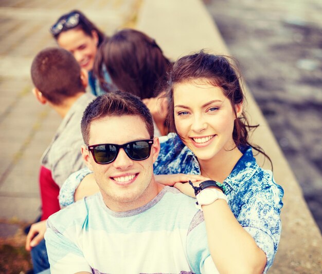 zomervakantie, relaties en tienerconcept - lachende tieners die buiten plezier hebben