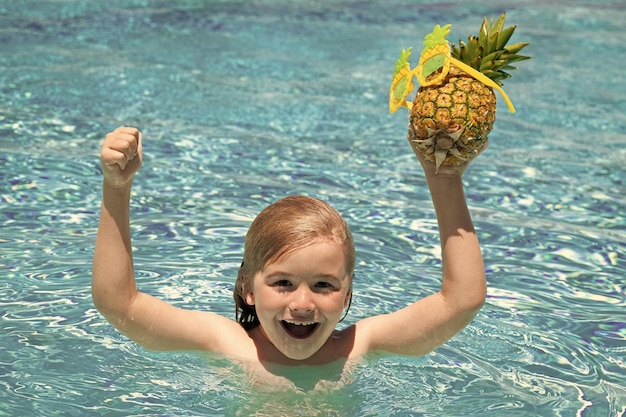 Zomervakantie Schattige jongen in zwembad Kinderen spelen in tropisch resort Familie strandvakantie en zomeractiviteit