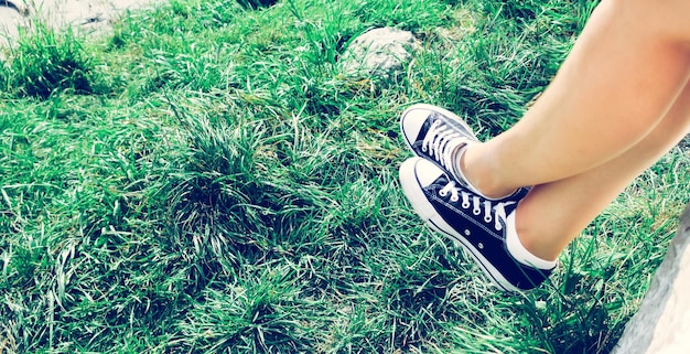 Zomervakantie Sneakers en groen gras