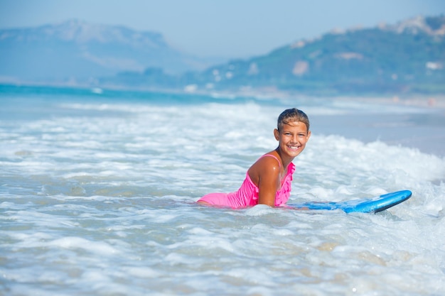 Zomervakantie surfer meisje