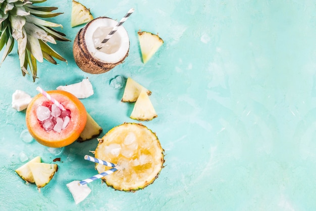 Zomervakantie vakantie concept set verschillende tropische ijs sorbets bevroren sappen in ananas grapefruit en kokosnoot