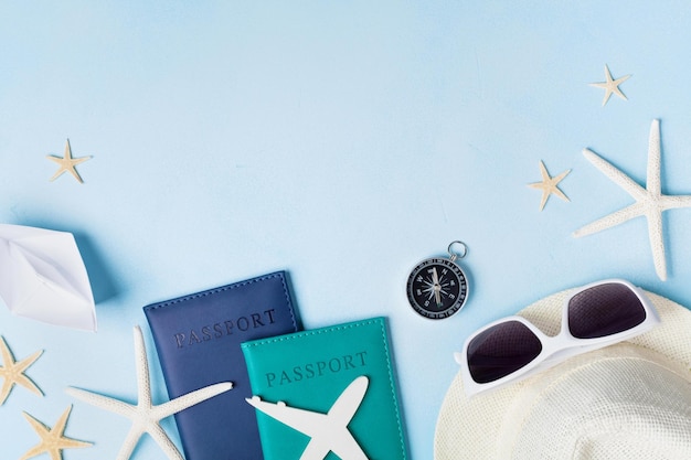 Zomervakantie vakantie reizen en toerisme achtergrond van zonnebril hoed paspoort vliegtuig een