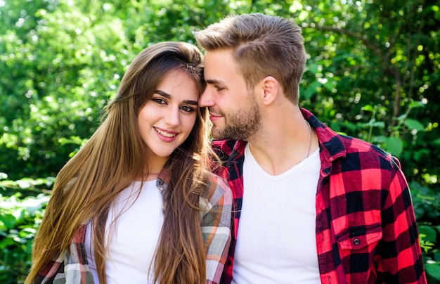 Zomervakantie Verliefd worden Pure gevoelens Romantisch date concept Knuffelen met lieveling Mooie mensen Gelukkig samen Paar verliefd Genieten van elkaar Man hipster en mooie vrouw verliefd