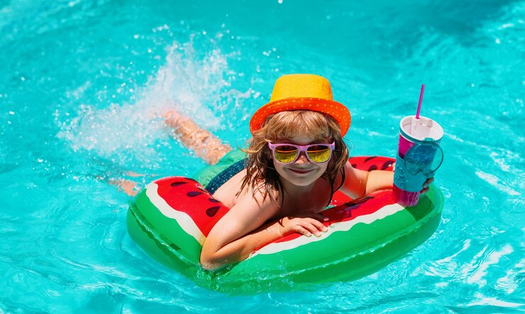 Foto zomervakantie voor kinderen zwemmen en ontspannen schattige grappige kindjongen ontspannen met speelgoedzwemring in een sw